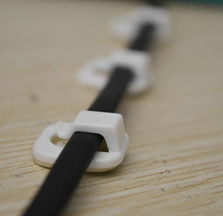 日本KM小號奶白粘貼式電話線固線夾 9枚入雙排電線固定器，高效理線新選擇